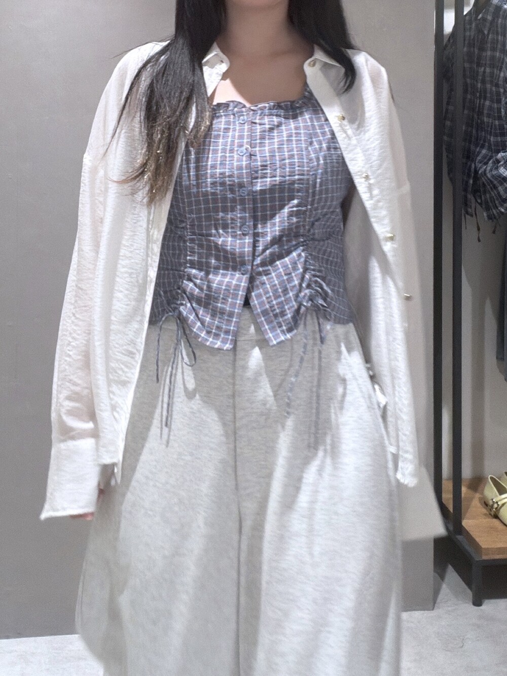 ホワイト系のシャツ/ブラウス、ベージュ系のシャツ/ブラウス、ホワイト系のその他パンツを着用したレディースの夏コーディネートの4枚目の写真