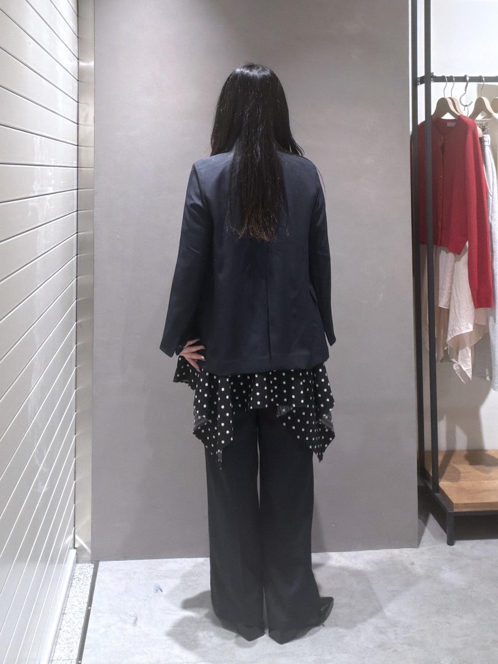 ブルー系のブルゾン、ブラック系のワンピース、ブラック系のTシャツ/カットソーを着用したレディースの春コーディネートの3枚目の写真