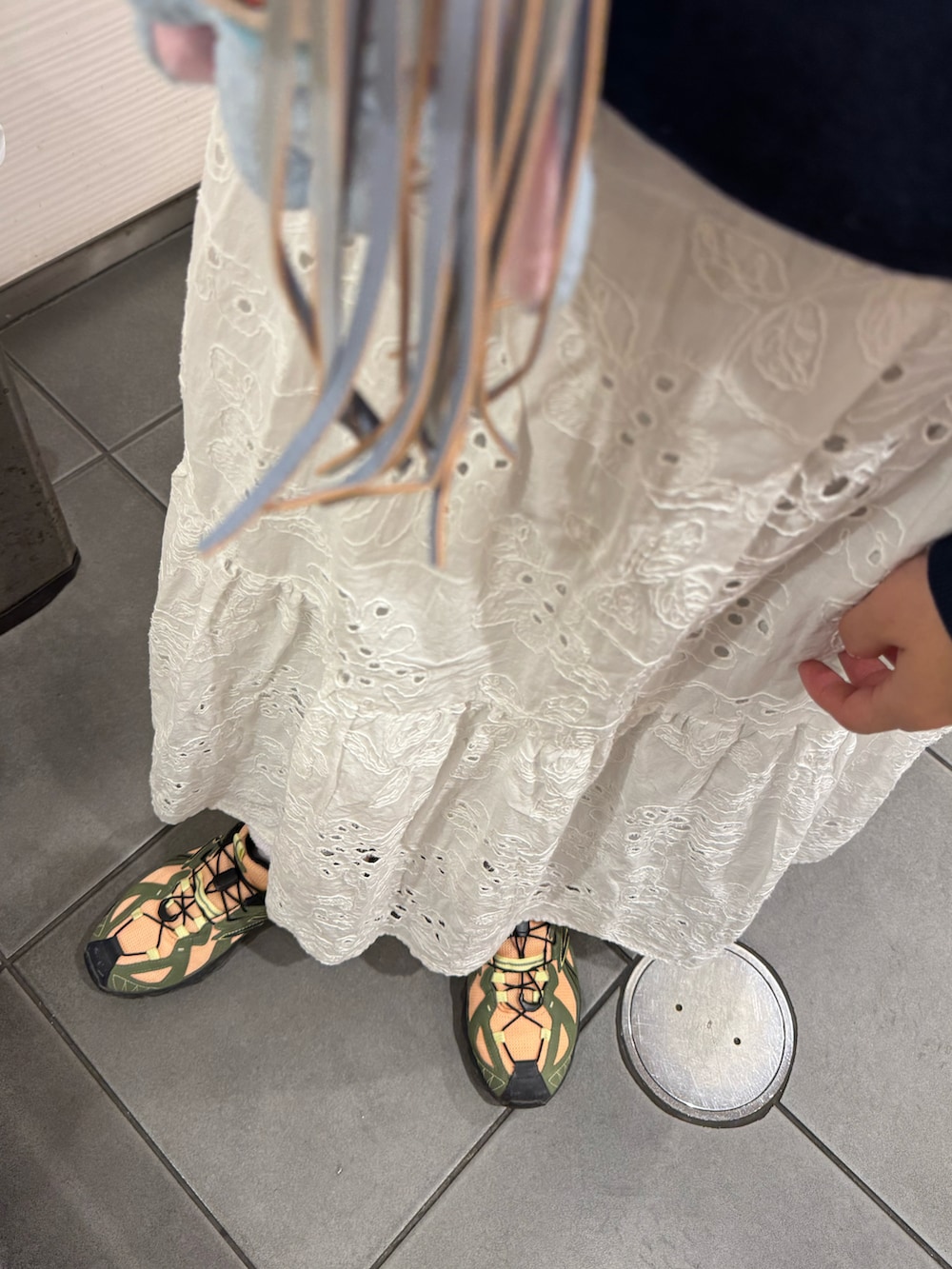 ブルー系のハンドバッグ、ブルー系のスウェット、グリーン系のスニーカーを着用したレディースの秋コーディネートの2枚目の写真