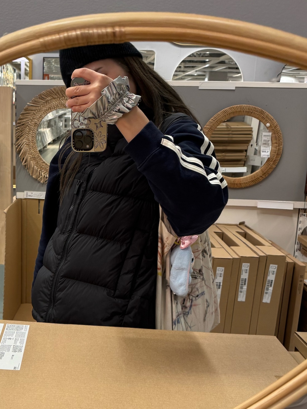 グリーン系のスニーカー、ブラック系のパンツ、ブラック系のダウンジャケット/コートを着用したレディースの秋コーディネートの2枚目の写真