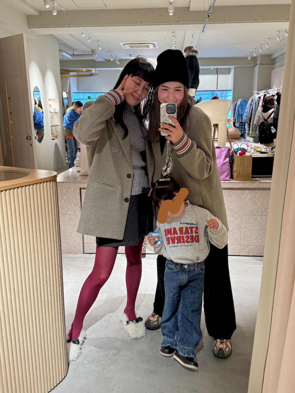 ベージュ系のその他アウター、グリーン系のスニーカー、シルバー系のネックレスを着用したレディースの冬コーディネートの2枚目の写真