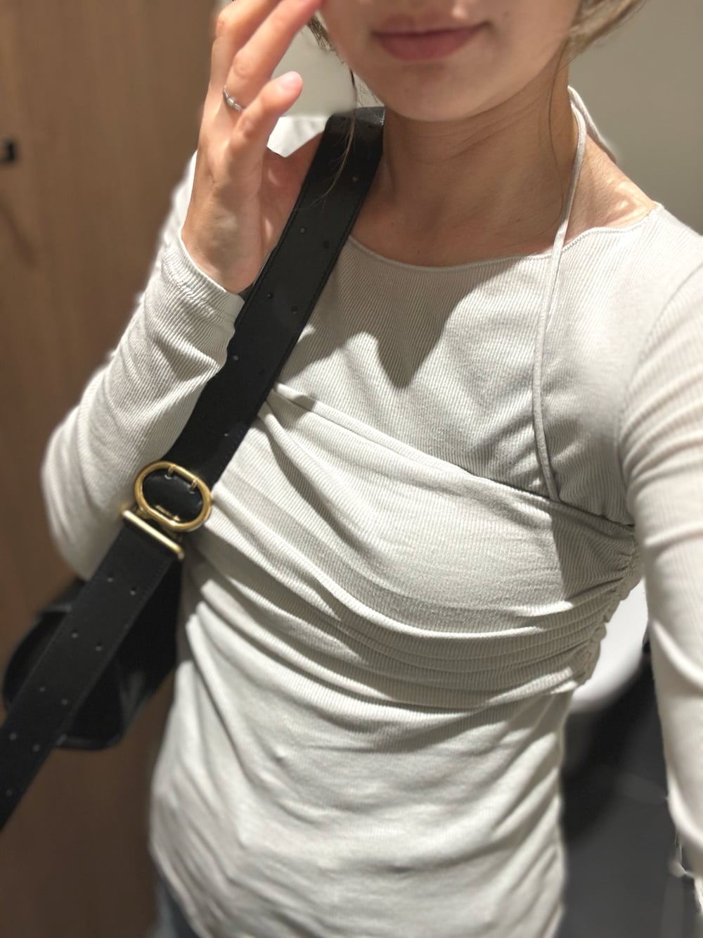 ブラック系のショルダーバッグ、グレー系のTシャツ/カットソー、ブルー系のデニムパンツを着用したレディースの夏コーディネートの2枚目の写真