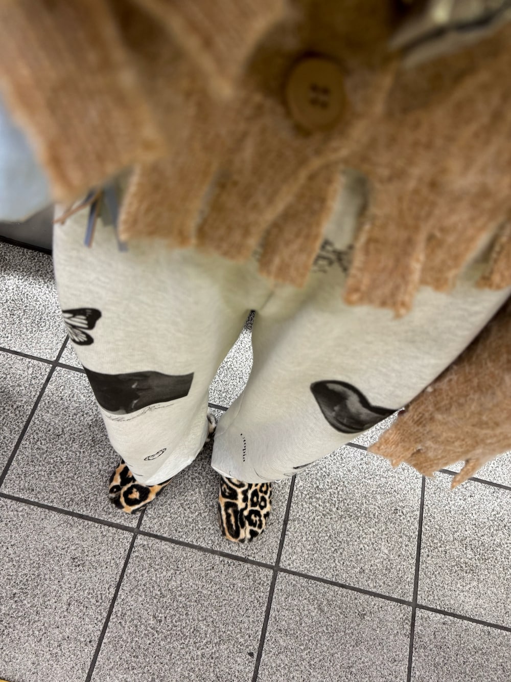 ブラウン系のカーディガン/ボレロ、ブラック系のベスト、グレー系のスウェットパンツを着用したレディースの冬コーディネートの2枚目の写真