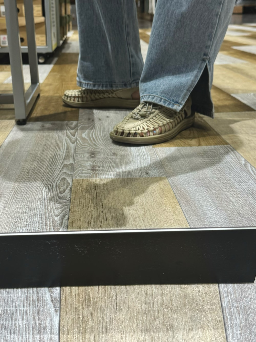 ブラック系のショルダーバッグ、グレー系のTシャツ/カットソー、ブルー系のデニムパンツを着用したレディースの夏コーディネートの4枚目の写真