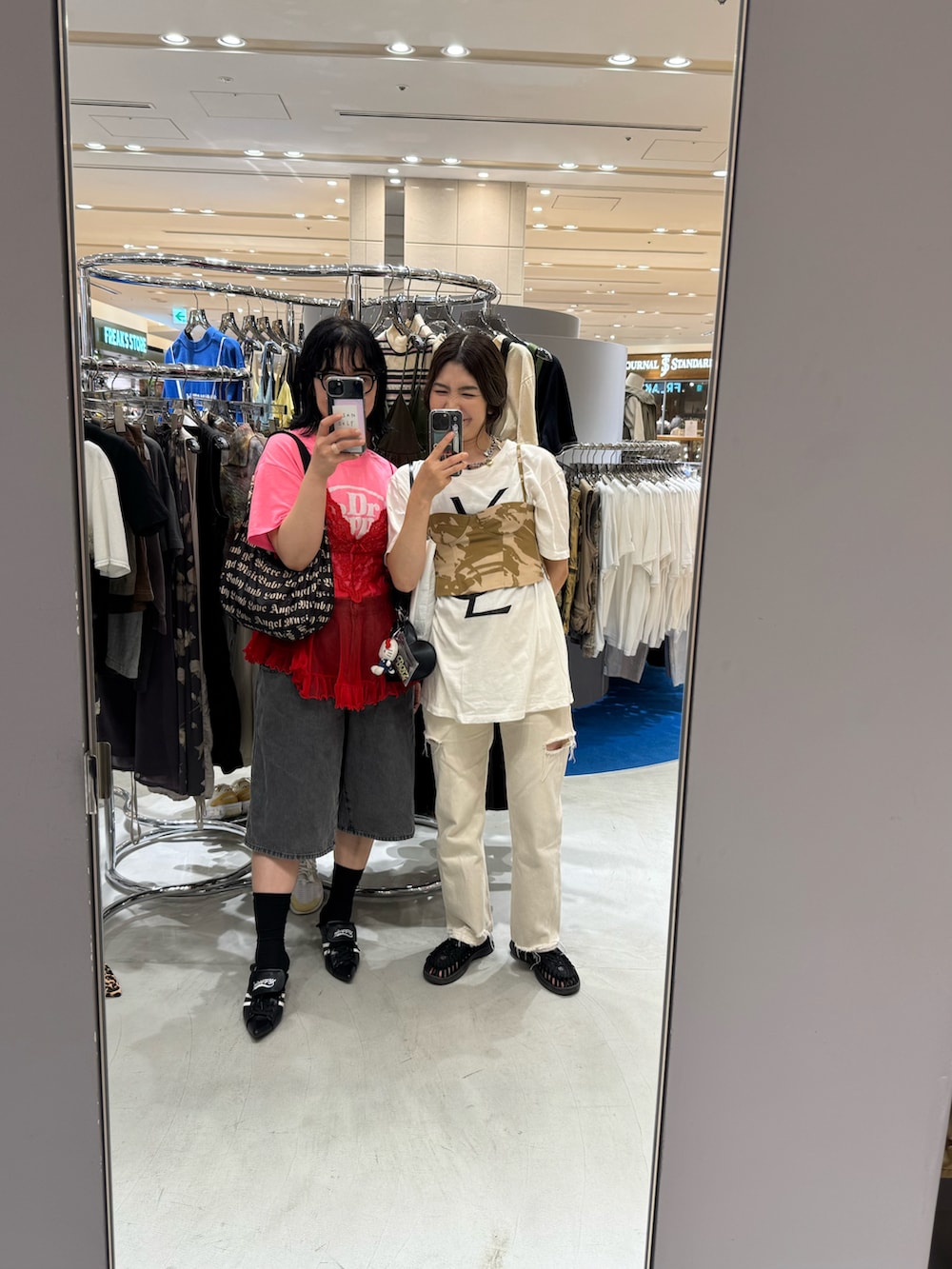 ブラック系のショルダーバッグ、ブラウン系のトップス、ホワイト系のTシャツ/カットソーを着用したレディースの夏コーディネートの2枚目の写真