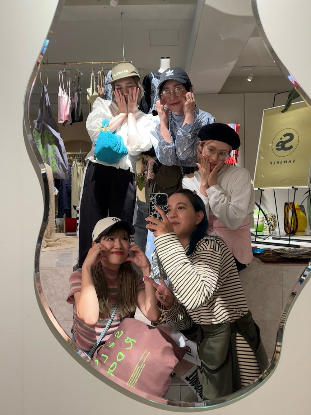 ブラック系のその他パンツ、ベージュ系のベスト、ホワイト系のシャツ/ブラウスを着用したレディースの秋コーディネートの2枚目の写真