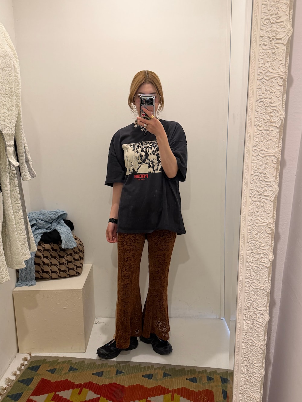 ブラック系のスニーカー、ブルー系のその他トップス、ブラック系のTシャツ/カットソーを着用したレディースの春コーディネートの2枚目の写真