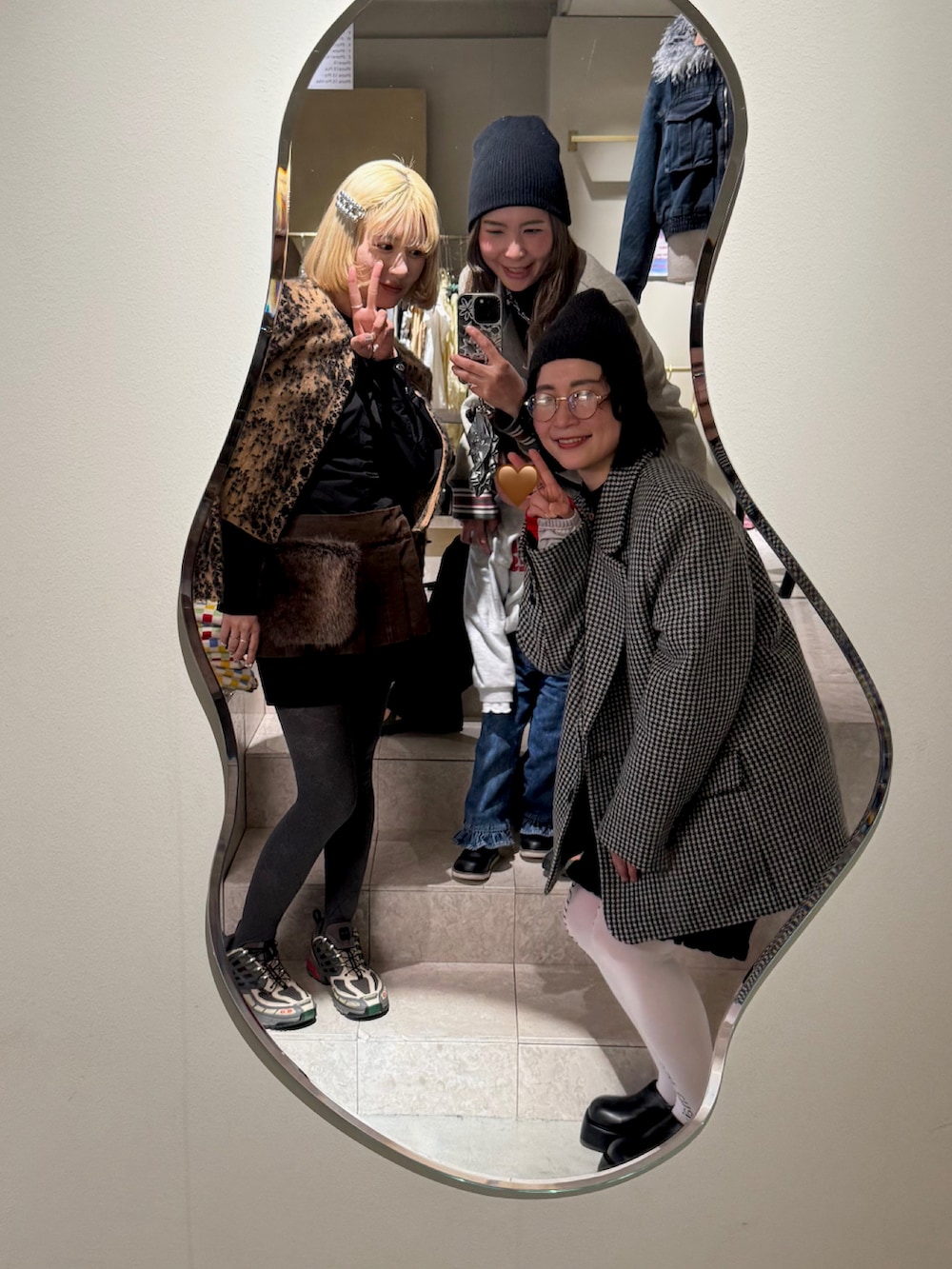 ベージュ系のその他アウター、グリーン系のスニーカー、シルバー系のネックレスを着用したレディースの冬コーディネートの3枚目の写真