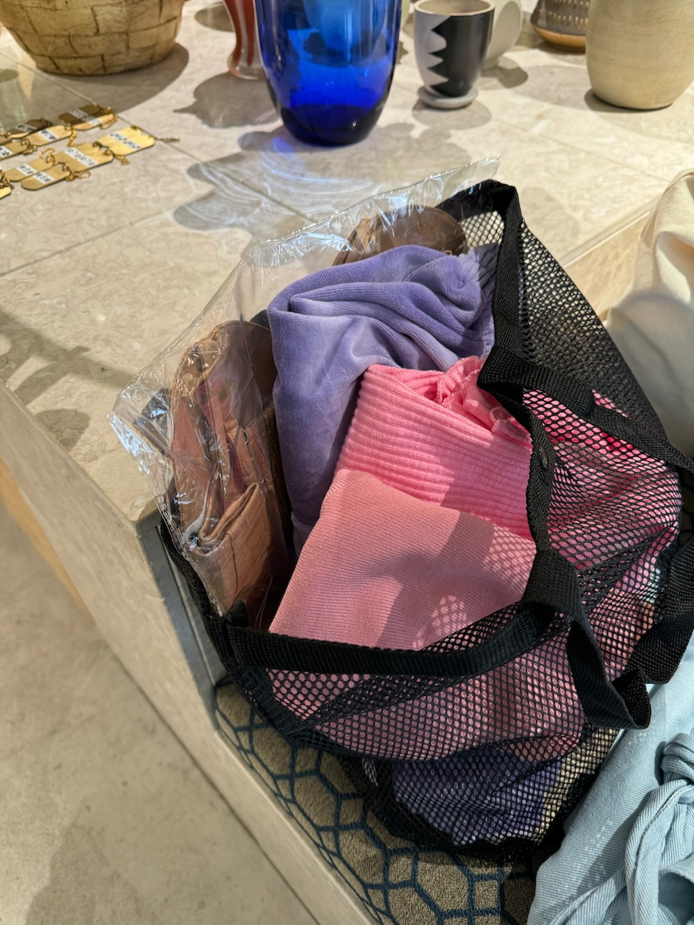 ブラック系のその他パンツ、ベージュ系のベスト、ホワイト系のシャツ/ブラウスを着用したレディースの秋コーディネートの3枚目の写真