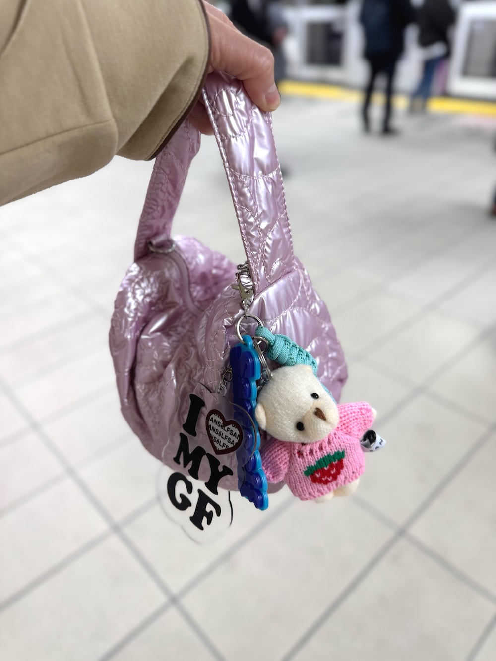 ベージュ系のつなぎ/オールインワン、ブラック系のベスト、ピンク系のハンドバッグを着用したレディースの春コーディネートの4枚目の写真