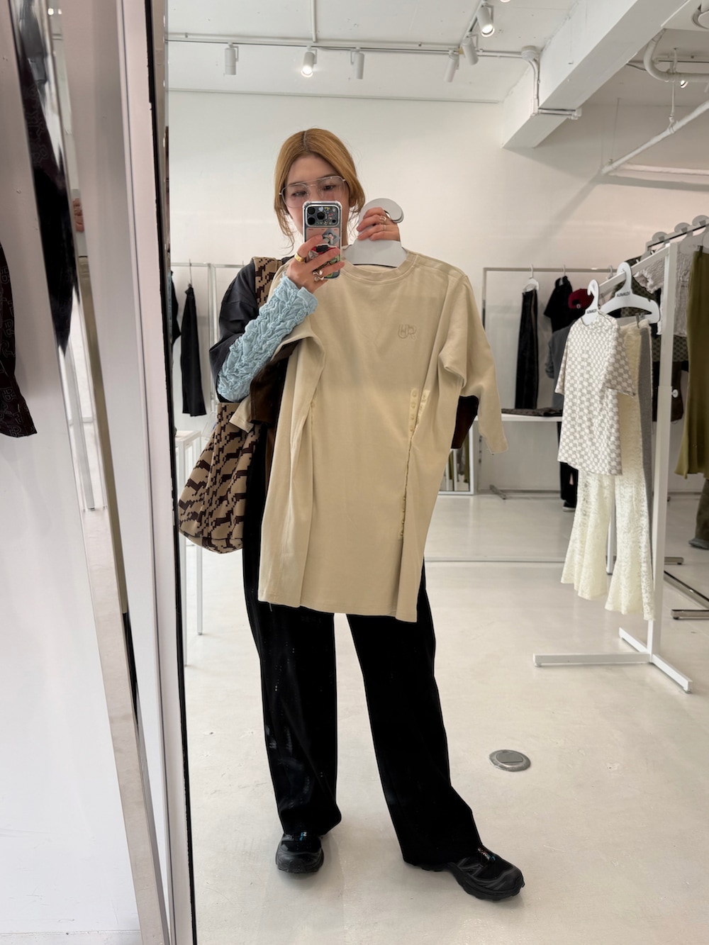 ブラック系のスニーカー、ブルー系のその他トップス、ブラック系のTシャツ/カットソーを着用したレディースの春コーディネートの3枚目の写真