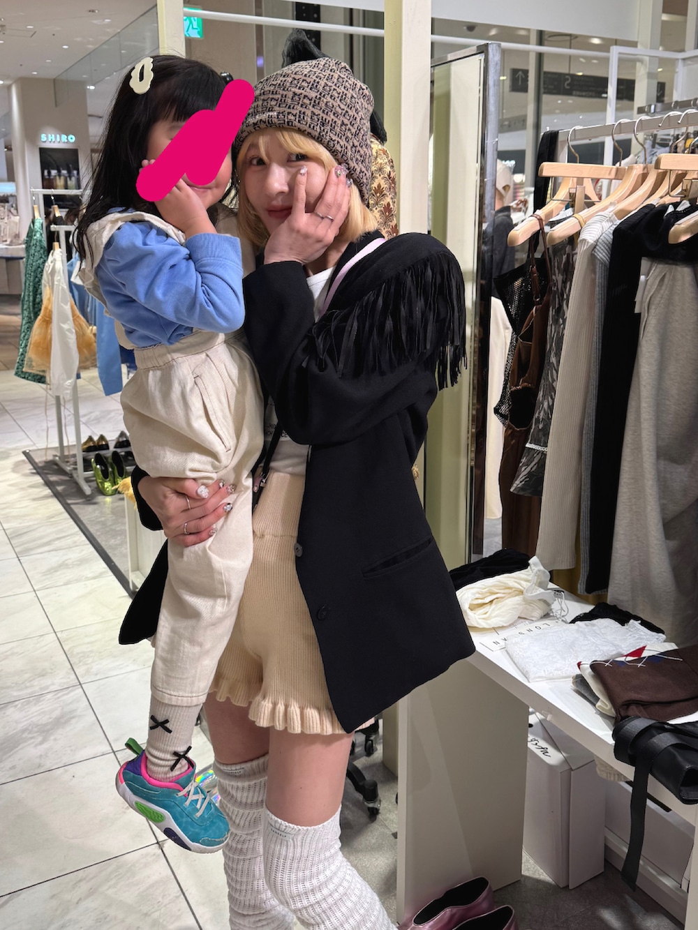 ベージュ系のつなぎ/オールインワン、ブラック系のベスト、ピンク系のハンドバッグを着用したレディースの春コーディネートの2枚目の写真