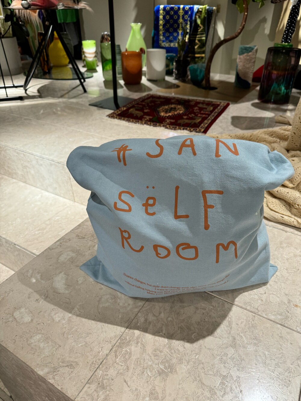 ブラック系のその他パンツ、ベージュ系のベスト、ホワイト系のシャツ/ブラウスを着用したレディースの秋コーディネートの4枚目の写真