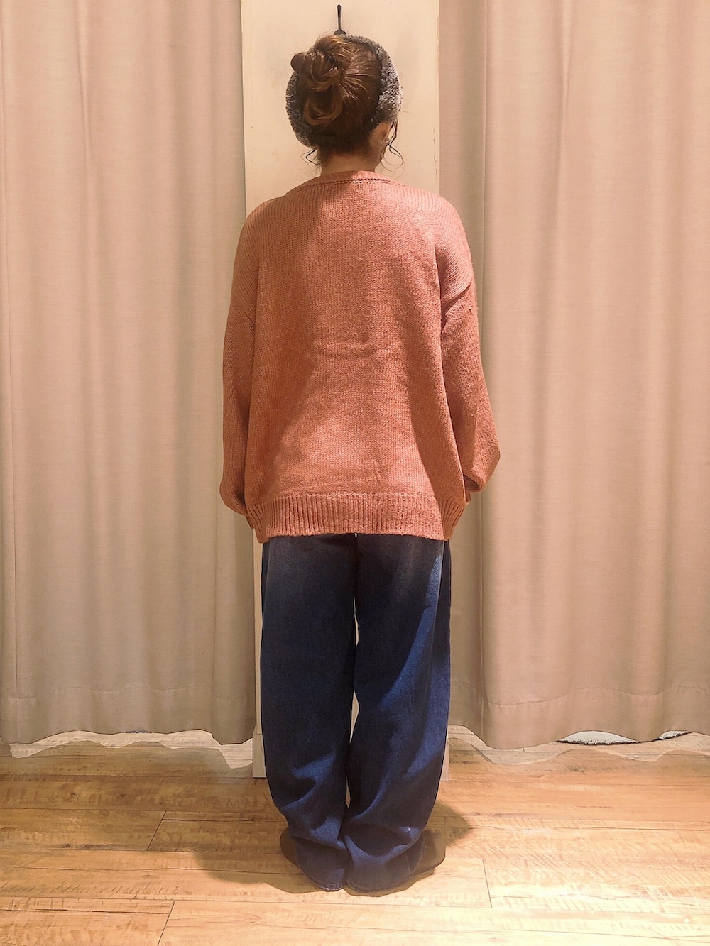 レッド系のカーディガン/ボレロ、ホワイト系のTシャツ/カットソー、ブルー系のその他パンツを着用したレディースの秋コーディネートの2枚目の写真