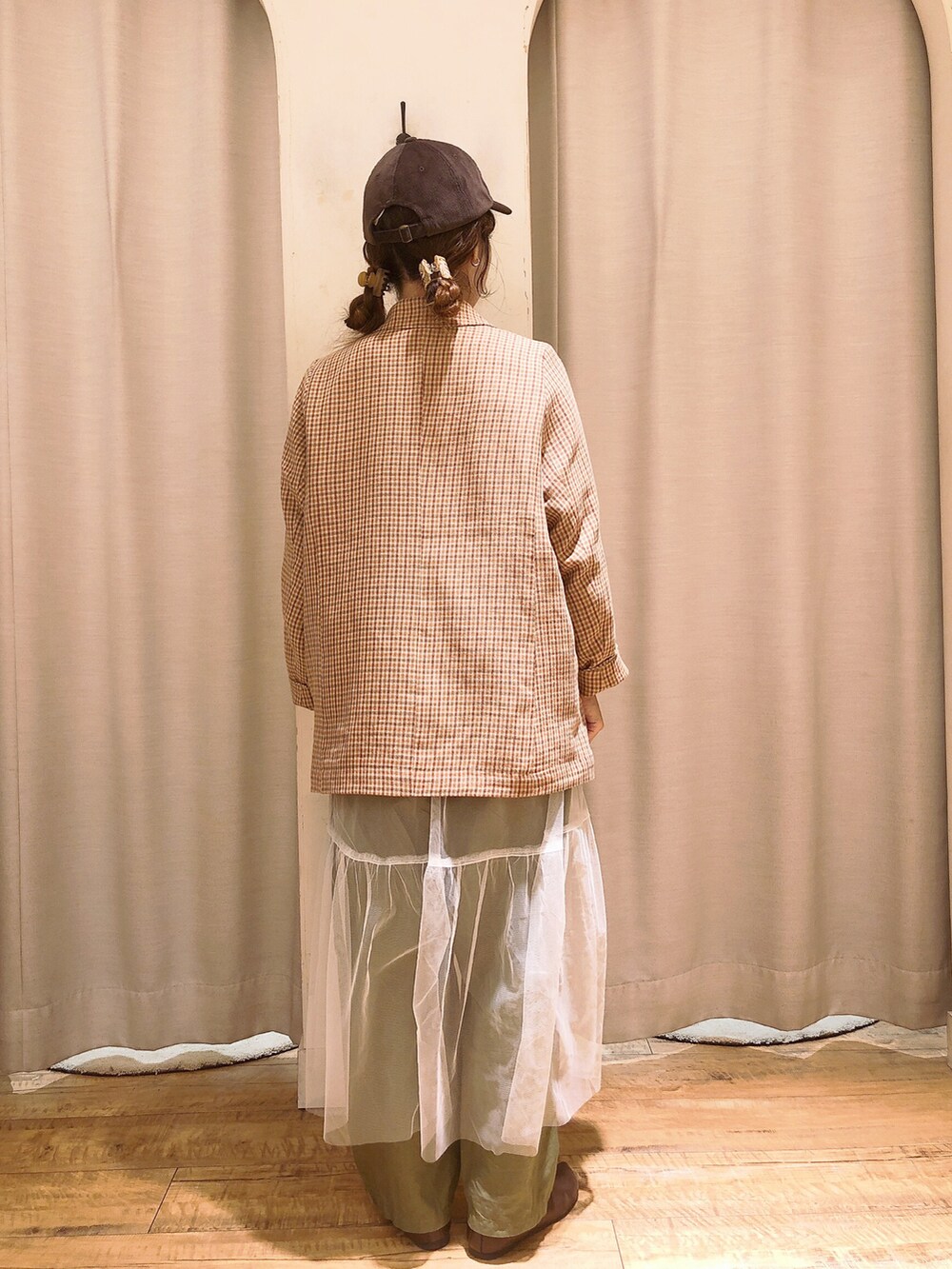 ベージュ系のノーカラージャケット、ホワイト系のワンピース、ホワイト系のTシャツ/カットソーを着用したレディースの秋コーディネートの2枚目の写真