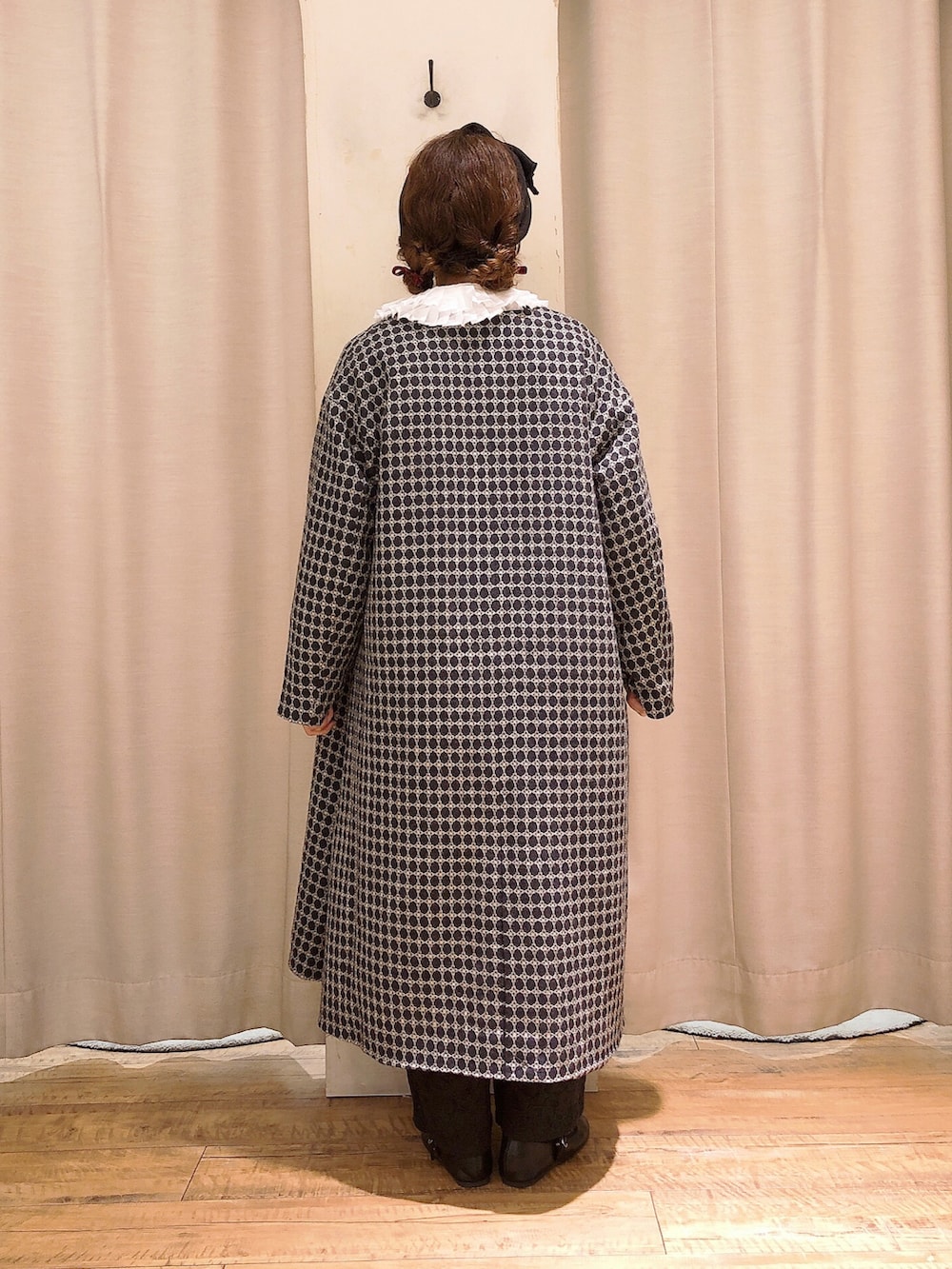 ブラック系のベスト、ホワイト系のシャツ/ブラウス、ブラック系のその他パンツを着用したレディースの冬コーディネートの2枚目の写真