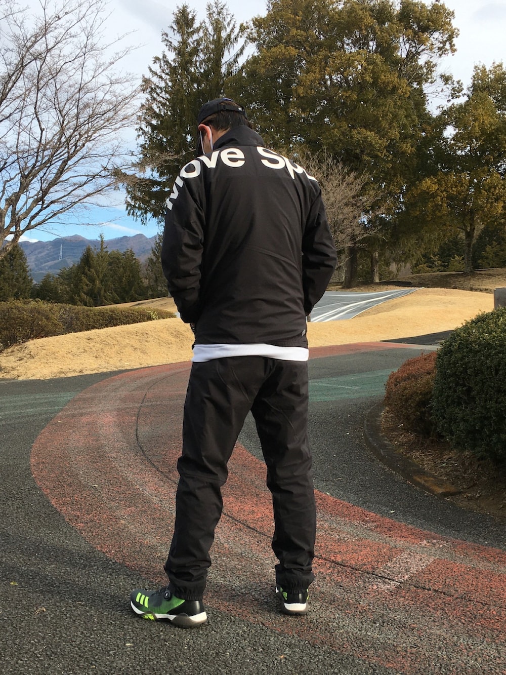「おしゃれさんと繋がりたい、ゴルフ、ゴルフ男子、ゴルフウェア、ゴルフコーデ、ゴルフウェアメンズ」｜「DESCENTEのアイテム（キャップ、ブラック系）」を使った、yoshimorikiさん（メンズ・182cm）の冬コーディネートの2枚目の写真