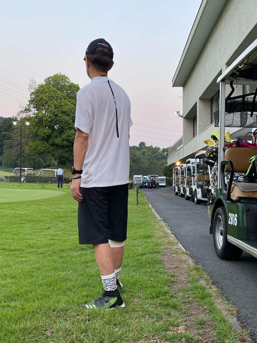 「ゴルフウェア、ゴルフコーデ、ゴルフ男子、ゴルフウェアメンズ、ゴルフスタイル、Callaway、モックネック、モックネックT」｜「Callawayのアイテム（キャップ、ホワイト系）」を使った、yoshimorikiさん（メンズ・182cm）の夏コーディネートの2枚目の写真