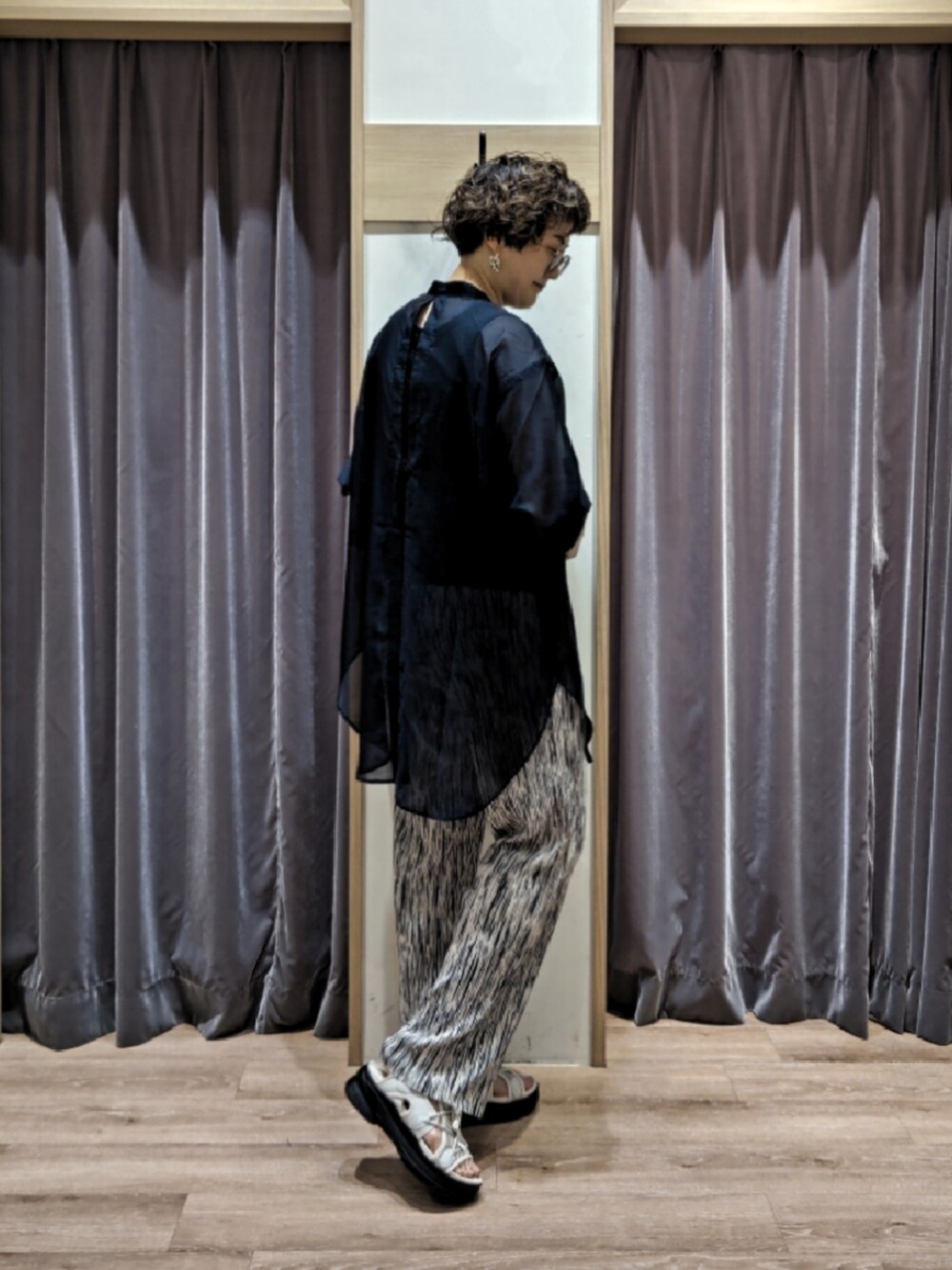 グリーン系のハンドバッグ、ブルー系のシャツ/ブラウス、ホワイト系のその他パンツを着用したレディースの春コーディネートの5枚目の写真