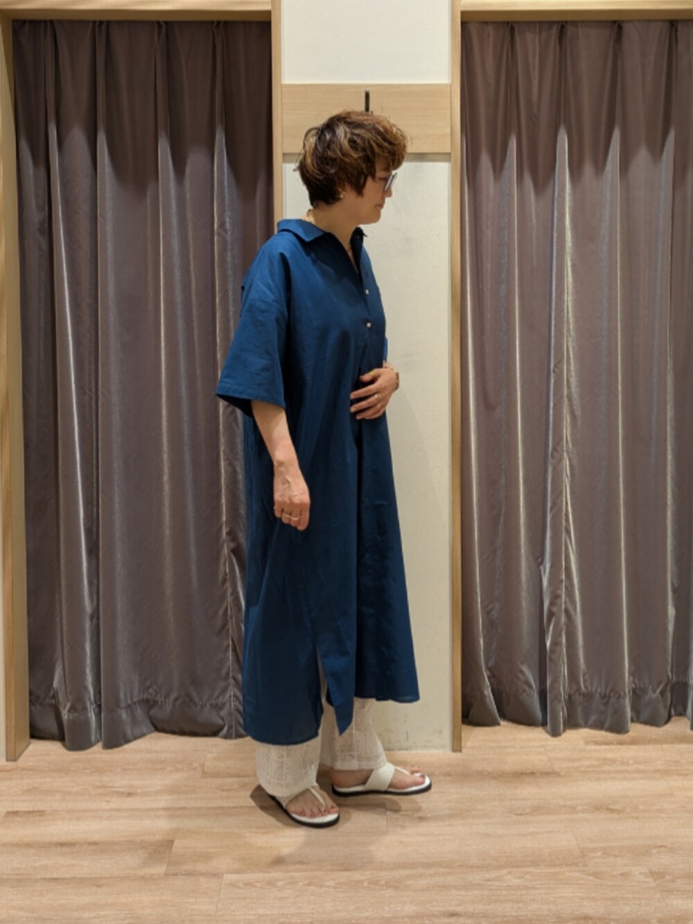 ベージュ系のハンドバッグ、ブルー系のワンピース、ホワイト系のその他パンツを着用したレディースの春コーディネートの3枚目の写真