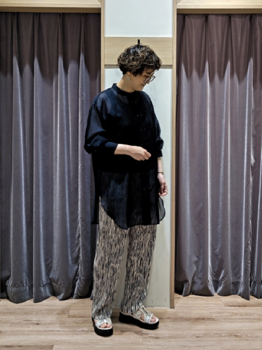 グリーン系のハンドバッグ、ブルー系のシャツ/ブラウス、ホワイト系のその他パンツを着用したレディースの春コーディネートの3枚目の写真