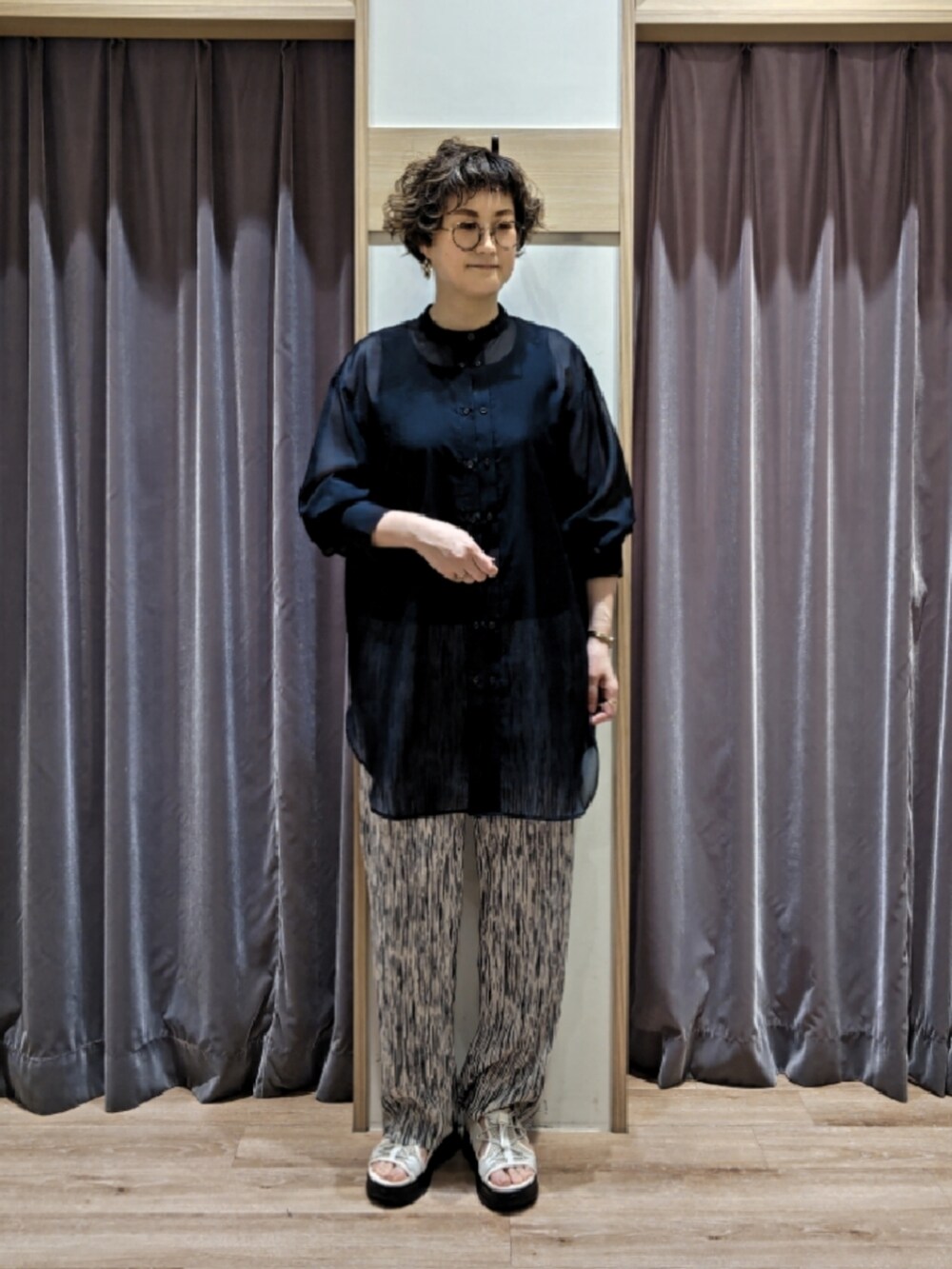 グリーン系のハンドバッグ、ブルー系のシャツ/ブラウス、ホワイト系のその他パンツを着用したレディースの春コーディネートの2枚目の写真