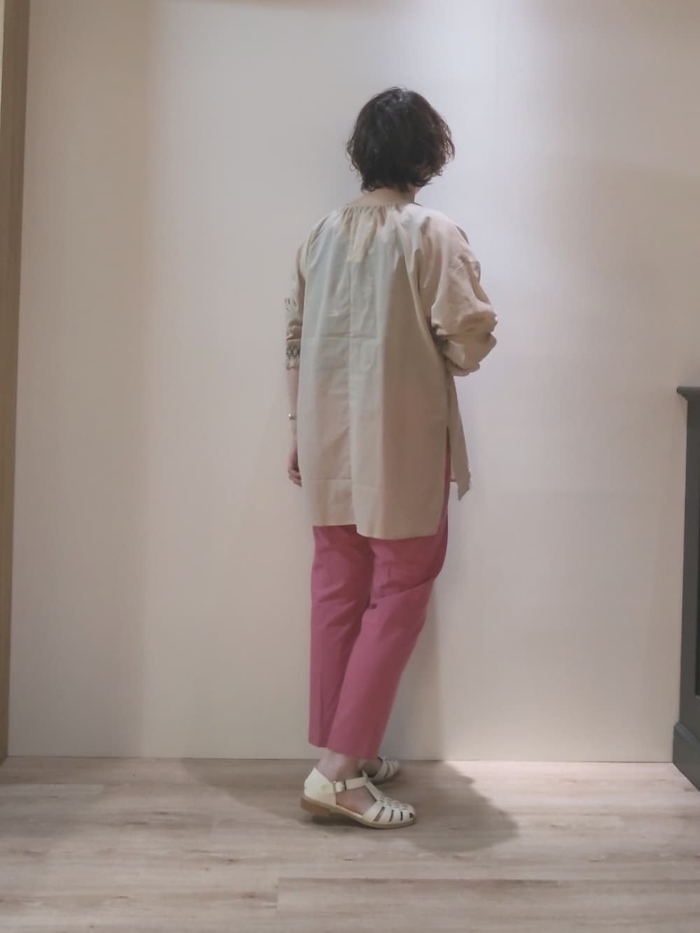 ホワイト系のハンドバッグ、ベージュ系のシャツ/ブラウス、ピンク系のその他パンツを着用したレディースの春コーディネートの4枚目の写真