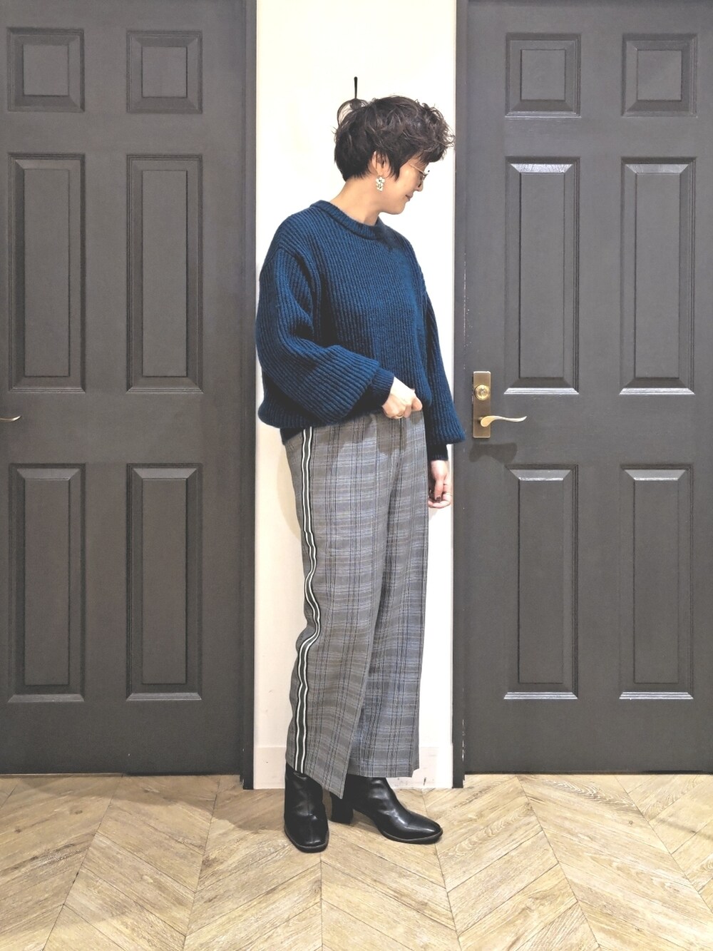 「メランクルージュ、MelanCleuge、Melan Cleuge ディアモール大阪、テーラードコート、ロングコート、チェックパンツ、ニット、指ぬきニット、オトナカジュアル、あったかコーデ、冬コーデ、大人コーデ」｜「Melan Cleugeのアイテム（ジャケット/アウター、グレー系）」を使った、ますきさん（レディース・165cm）の秋コーディネートの4枚目の写真