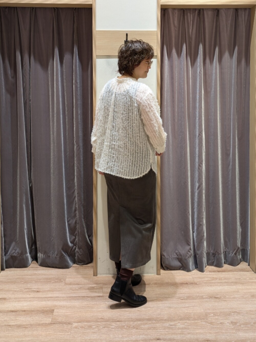 ブラック系のハンドバッグ、ホワイト系のカーディガン/ボレロ、ホワイト系のシャツ/ブラウスを着用したレディースの秋コーディネートの5枚目の写真