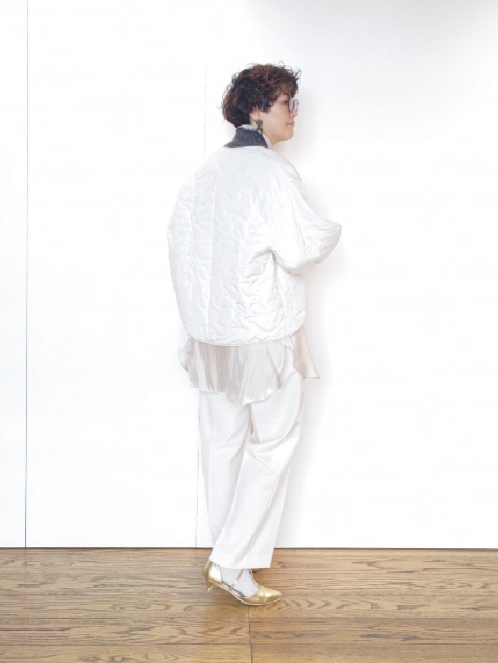 ゴールド系のパンプス、ホワイト系のブルゾン、ホワイト系のその他パンツを着用したレディースの冬コーディネートの3枚目の写真