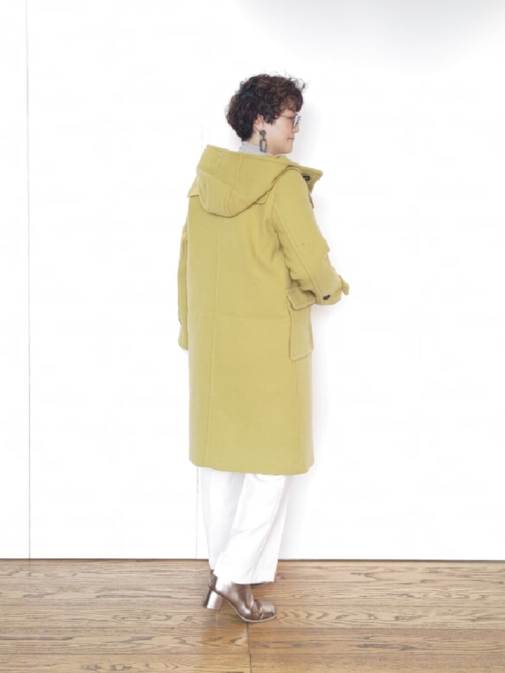 その他のブーツ、イエロー系のその他アウター、ホワイト系のその他パンツを着用したレディースの冬コーディネートの3枚目の写真