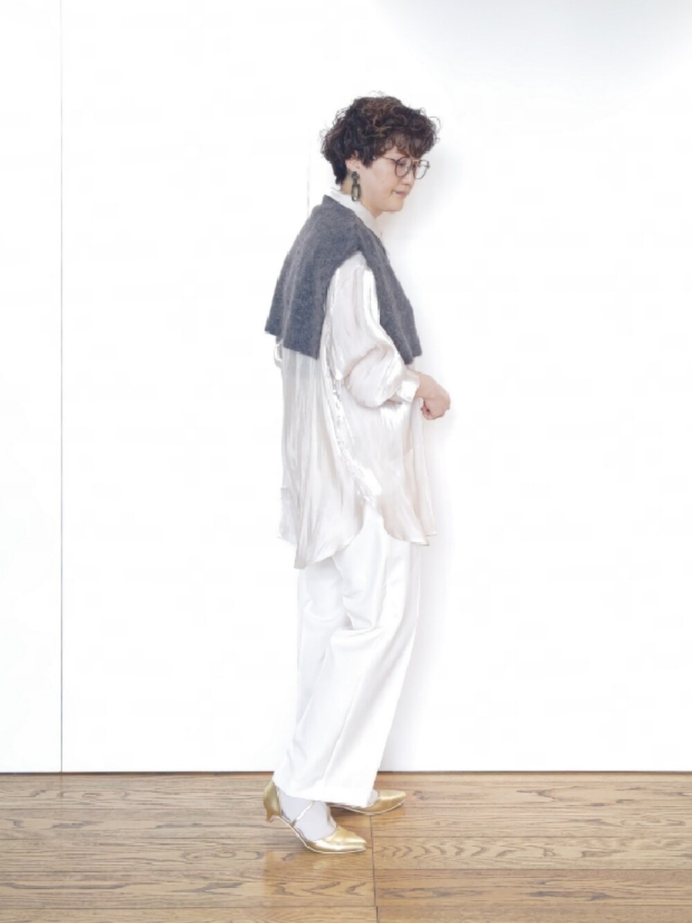 ゴールド系のパンプス、ホワイト系のブルゾン、ホワイト系のその他パンツを着用したレディースの冬コーディネートの5枚目の写真