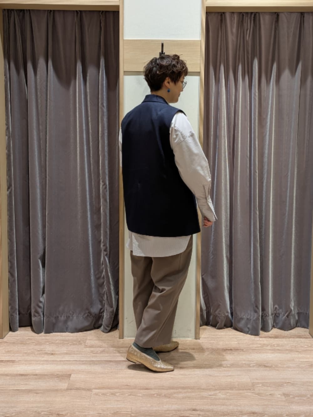 ブラック系のハンドバッグ、ゴールド系のパンプス、グレー系のシャツ/ブラウスを着用したレディースの冬コーディネートの3枚目の写真