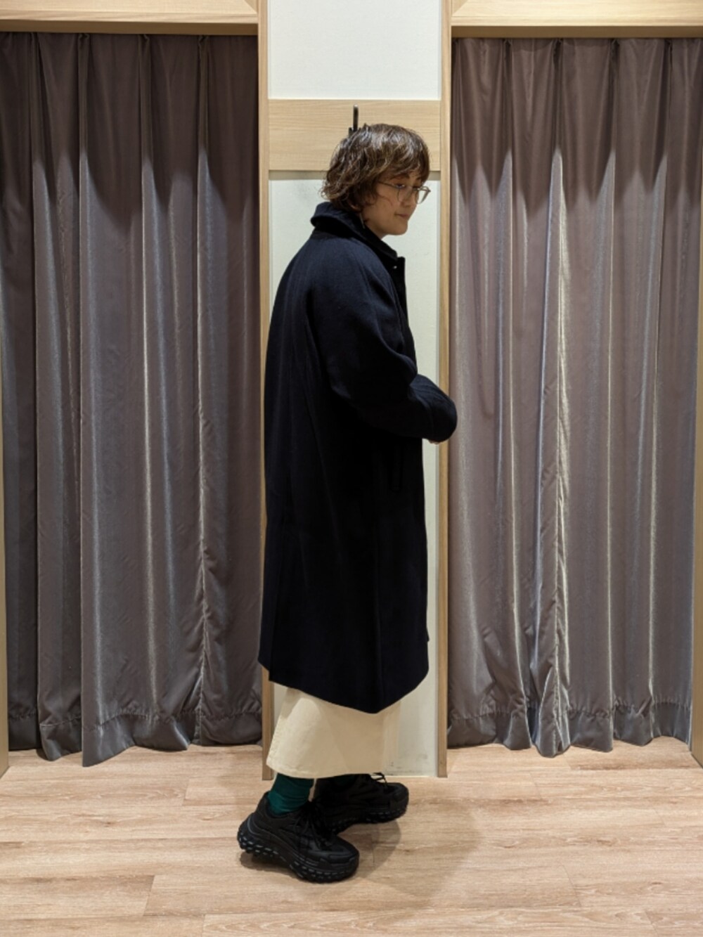 ブルー系のその他アウター、ベージュ系のハンドバッグ、ブラック系のスニーカーを着用したレディースの秋コーディネートの3枚目の写真