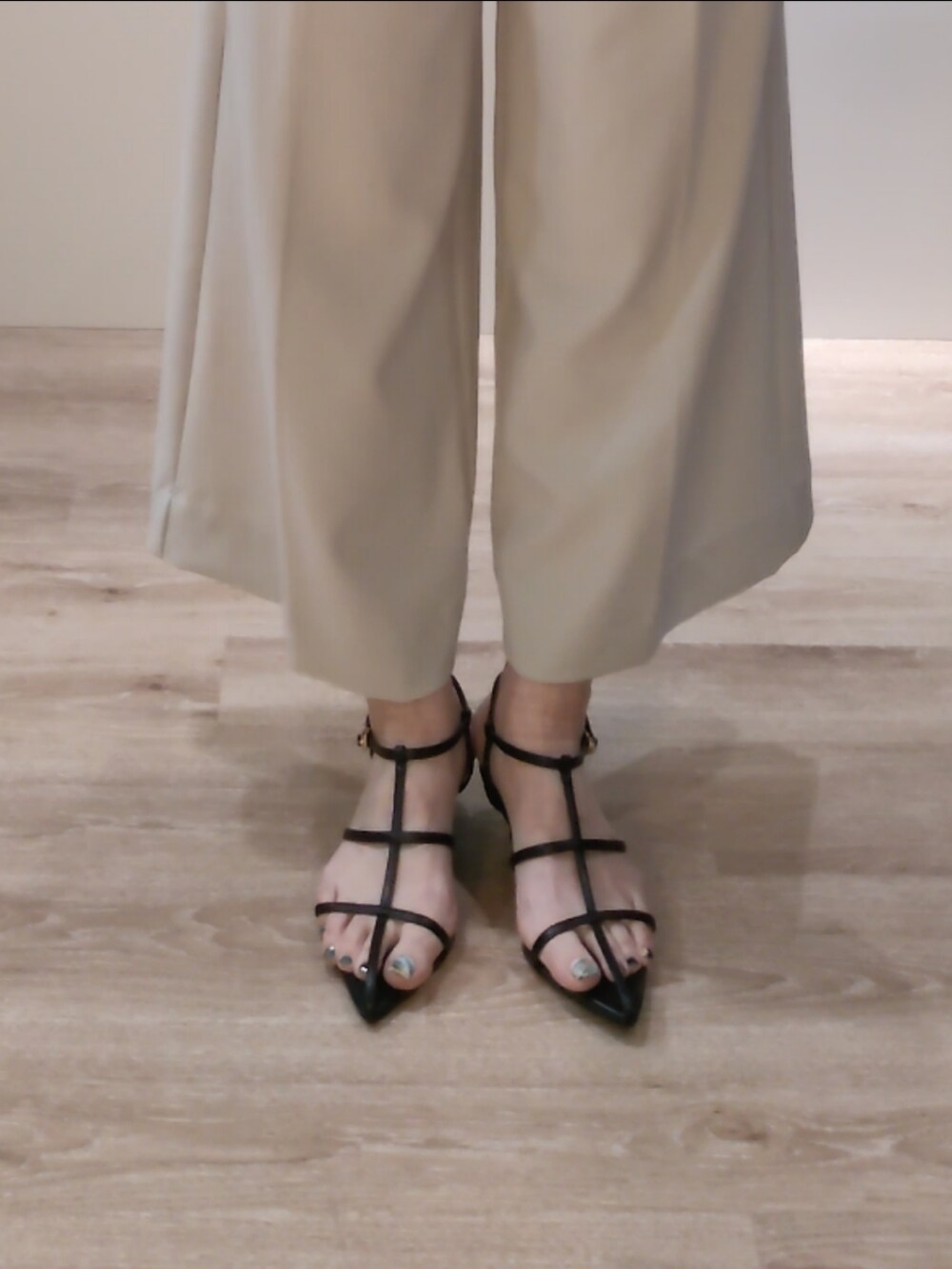 ブラック系のハンドバッグ、ブラック系のサンダル、グリーン系のシャツ/ブラウスを着用したレディースの春コーディネートの4枚目の写真