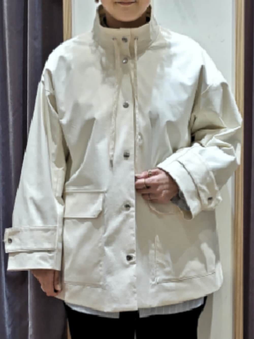 ベージュ系のノーカラージャケット、ホワイト系のドレスシューズ、ピンク系のその他パンツを着用したレディースの冬コーディネートの4枚目の写真