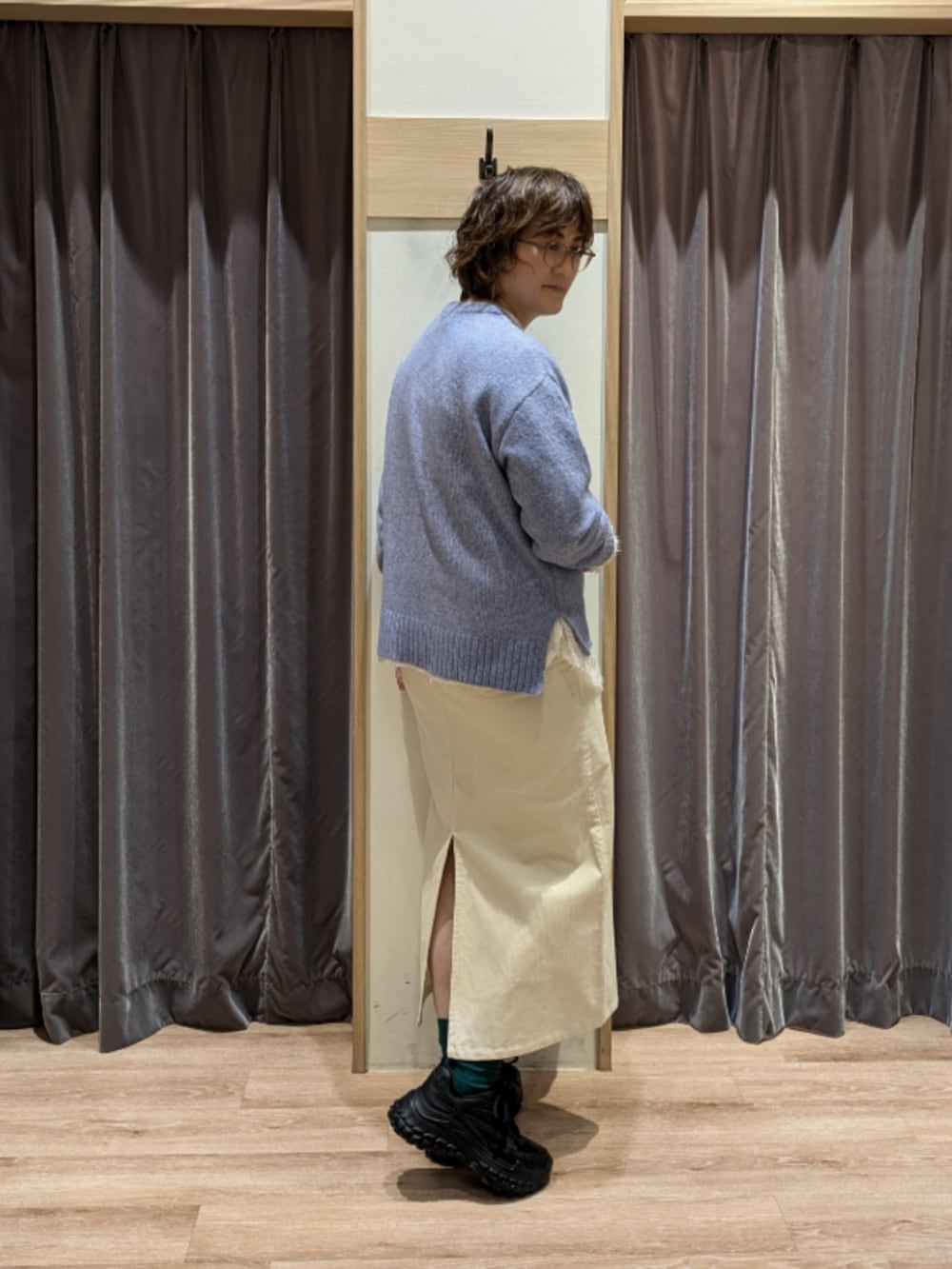 ブルー系のその他アウター、ベージュ系のハンドバッグ、ブラック系のスニーカーを着用したレディースの秋コーディネートの5枚目の写真