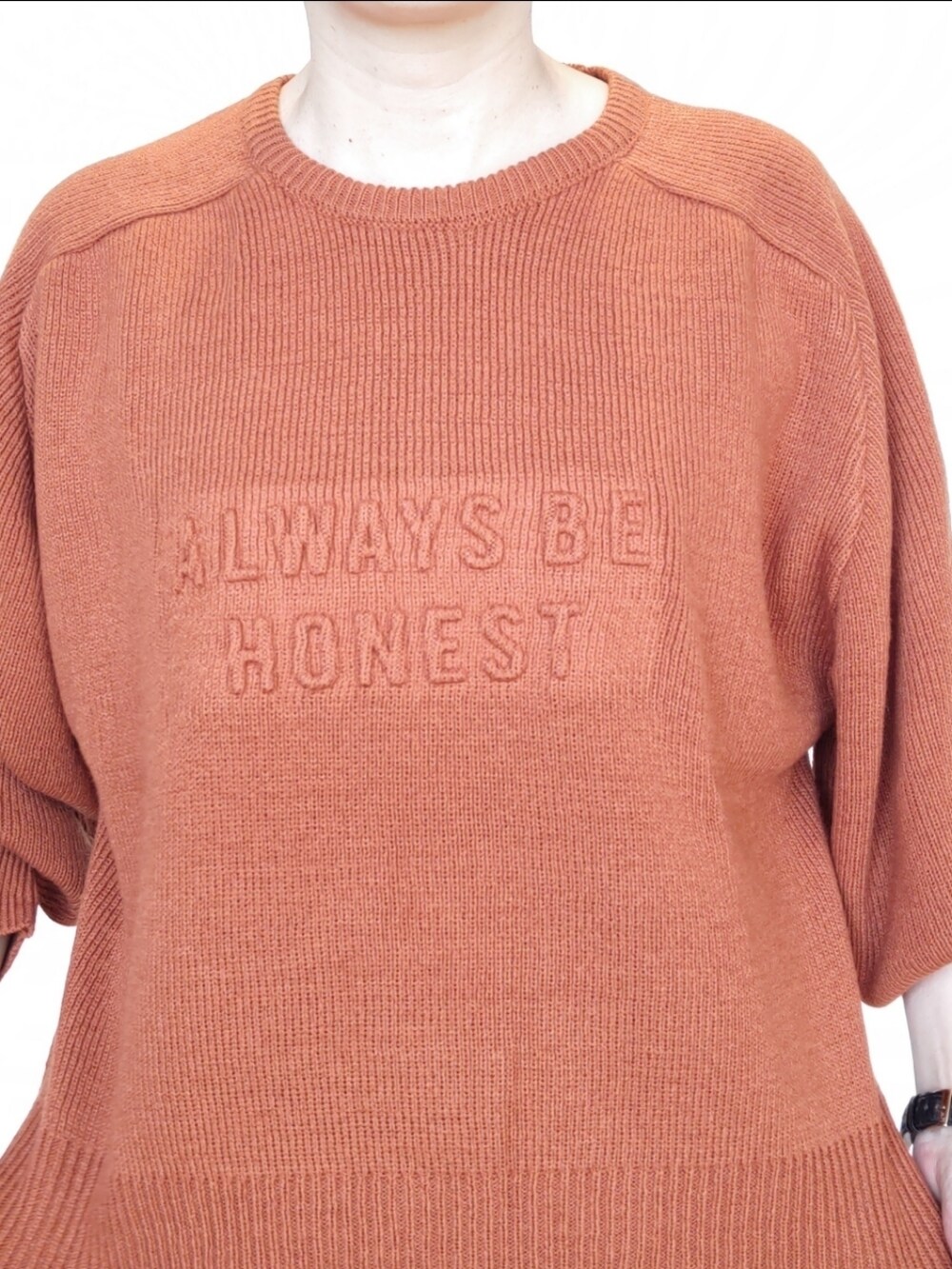 ホワイト系のベスト、オレンジ系のニット/セーター、ベージュ系のスカートを着用したレディースの秋コーディネートの3枚目の写真