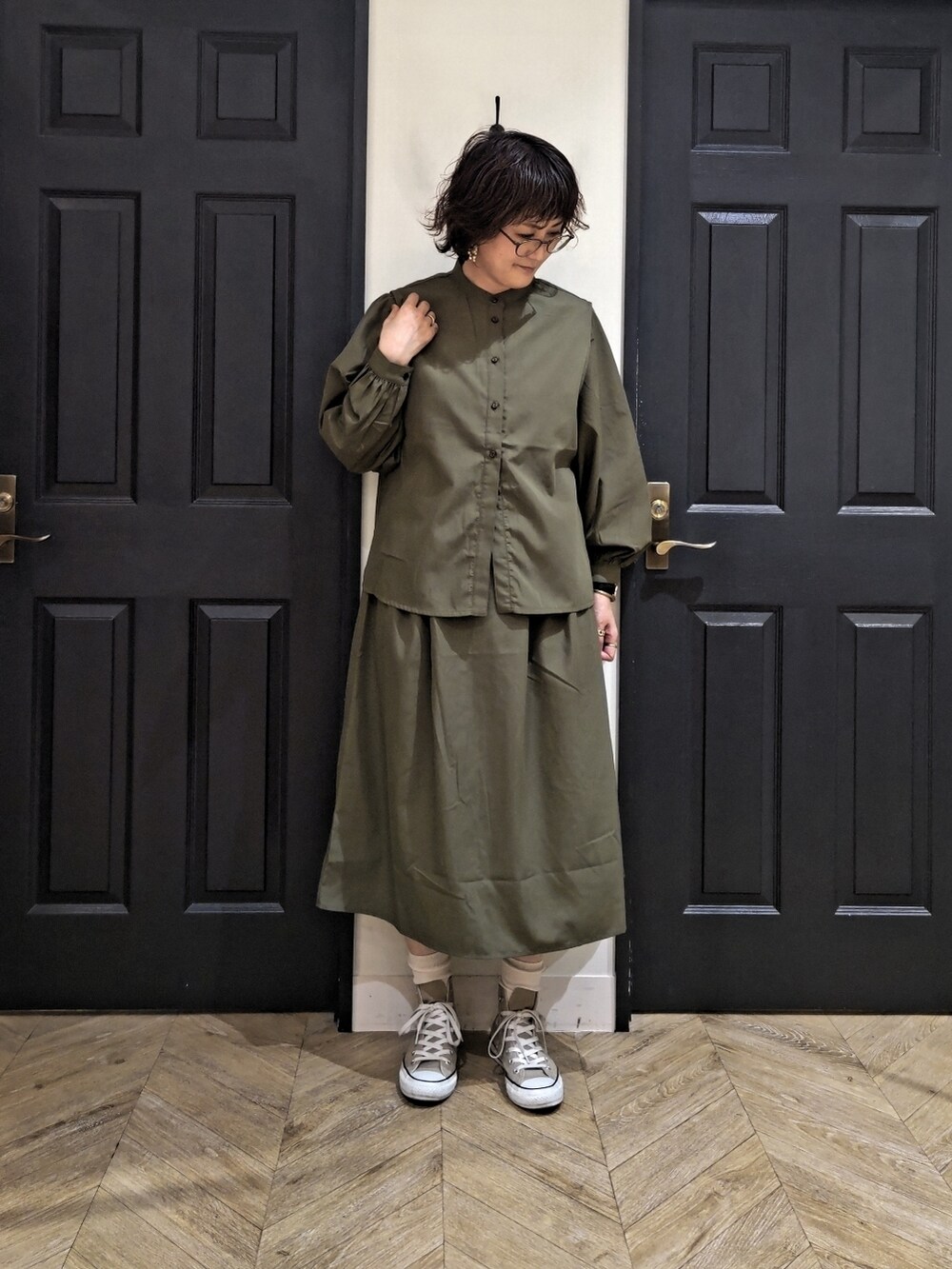 「メランクルージュ、MelanCleuge、Melan Cleuge ディアモール大阪、ファーベスト、ファー、ワントーンコーデ、秋のコーデ、秋コーデ、秋服、スニーカー、スニーカーコーデ」｜「Melan Cleugeのアイテム（ベスト、ベージュ系）」を使った、ますきさん（レディース・165cm）の秋コーディネートの4枚目の写真