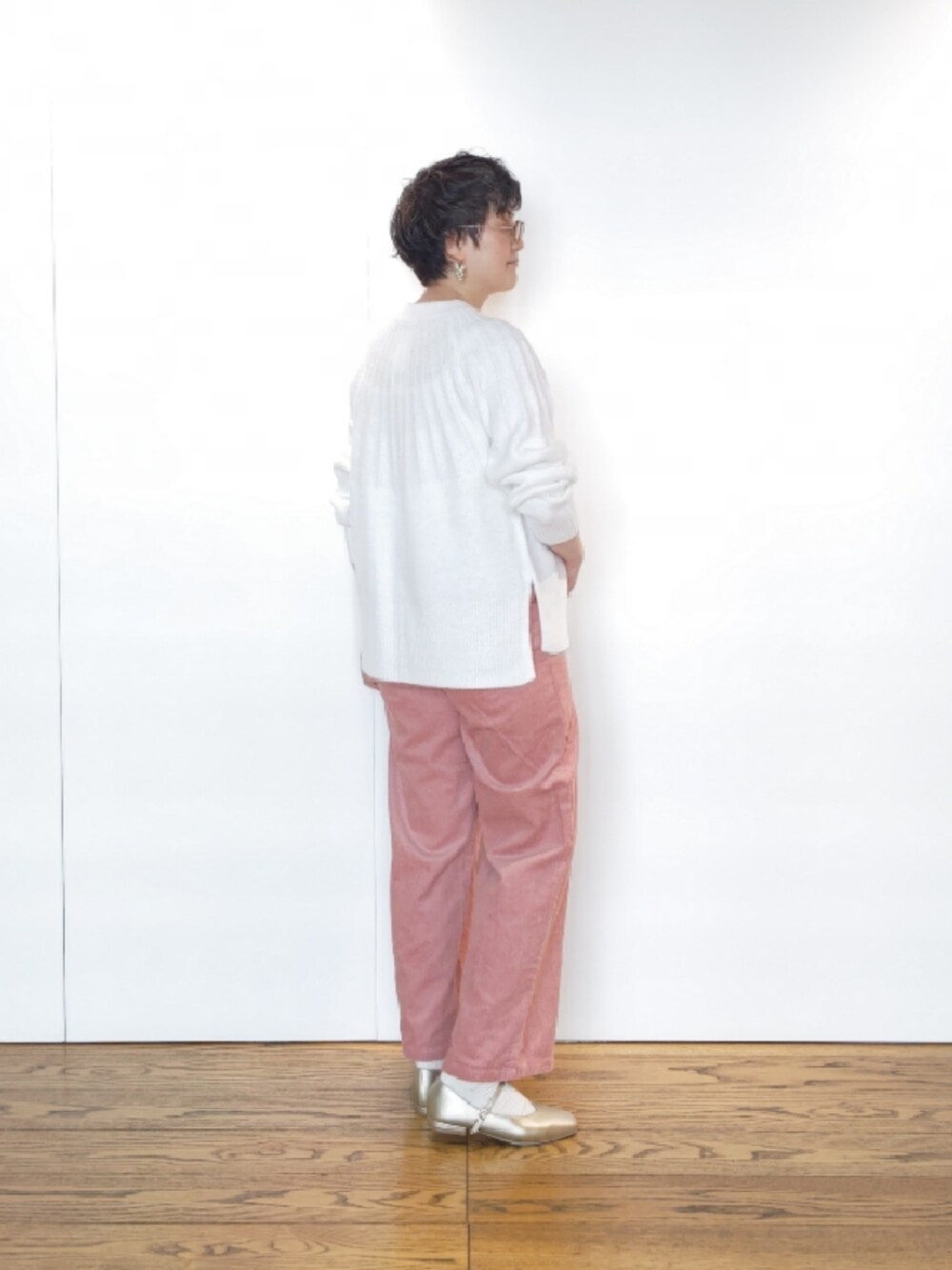ピンク系のその他パンツ、ホワイト系のニット/セーター、ホワイト系のハンドバッグを着用したレディースの秋コーディネートの4枚目の写真