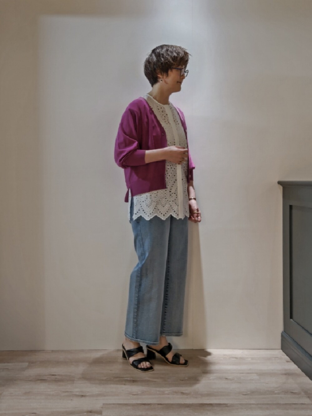 ホワイト系のシャツ/ブラウス、ブラック系のかごバッグ、ブルー系のデニムパンツを着用したレディースの春コーディネートの3枚目の写真