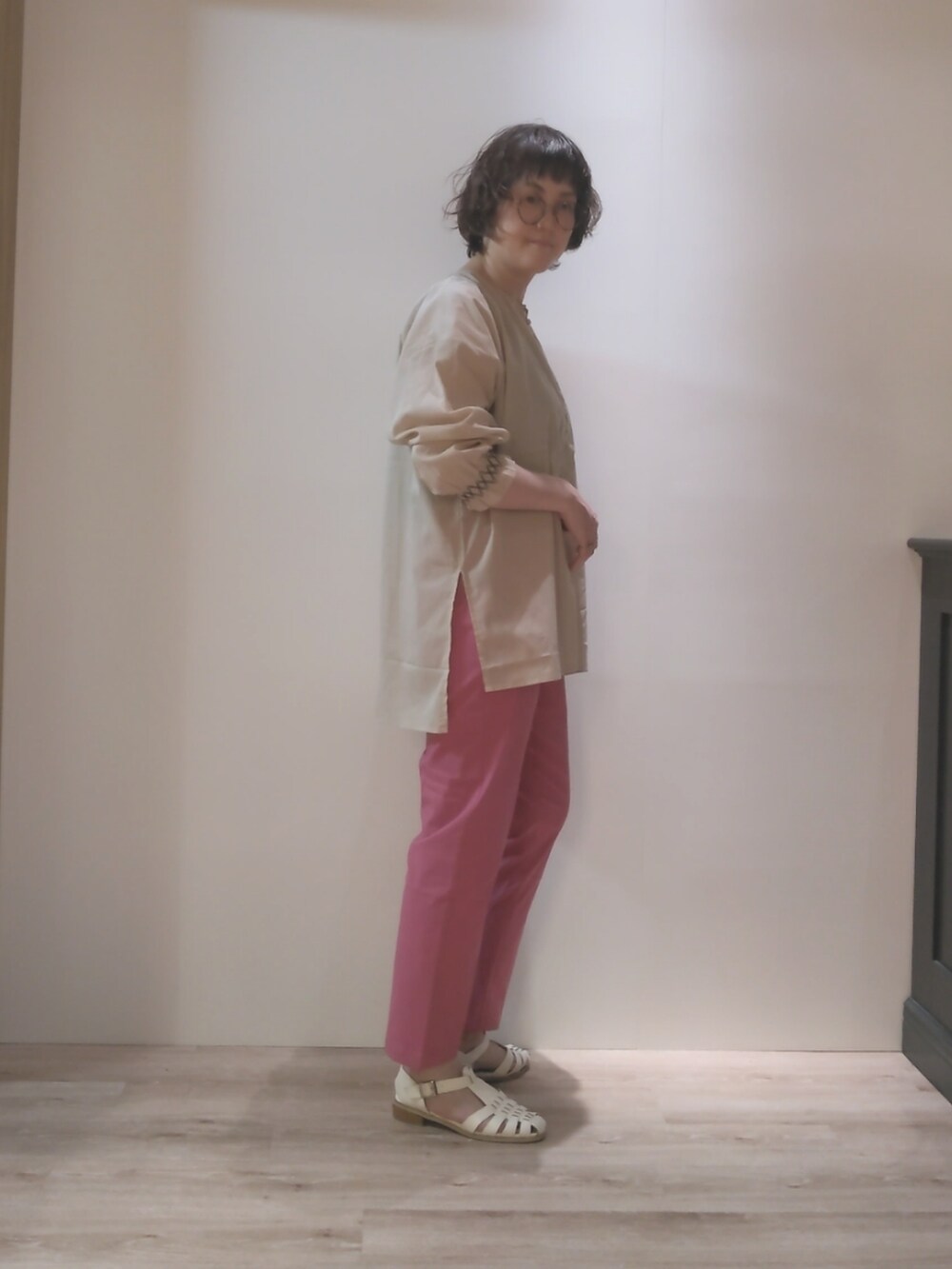 ホワイト系のハンドバッグ、ベージュ系のシャツ/ブラウス、ピンク系のその他パンツを着用したレディースの春コーディネートの3枚目の写真