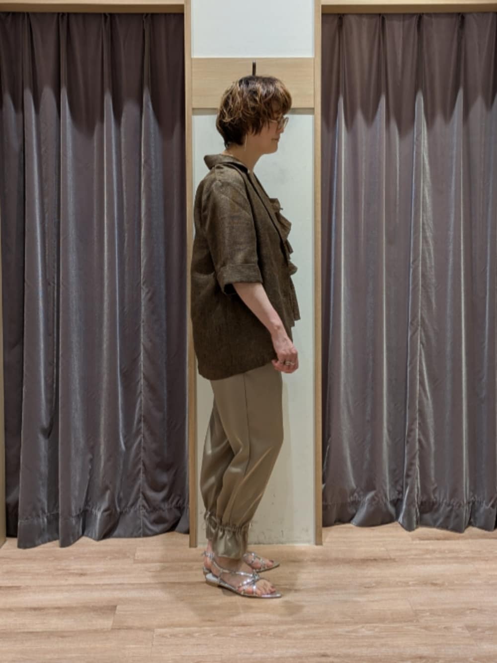 シルバー系のサンダル、ブラウン系のその他パンツ、ホワイト系のハンドバッグを着用したレディースの春コーディネートの3枚目の写真