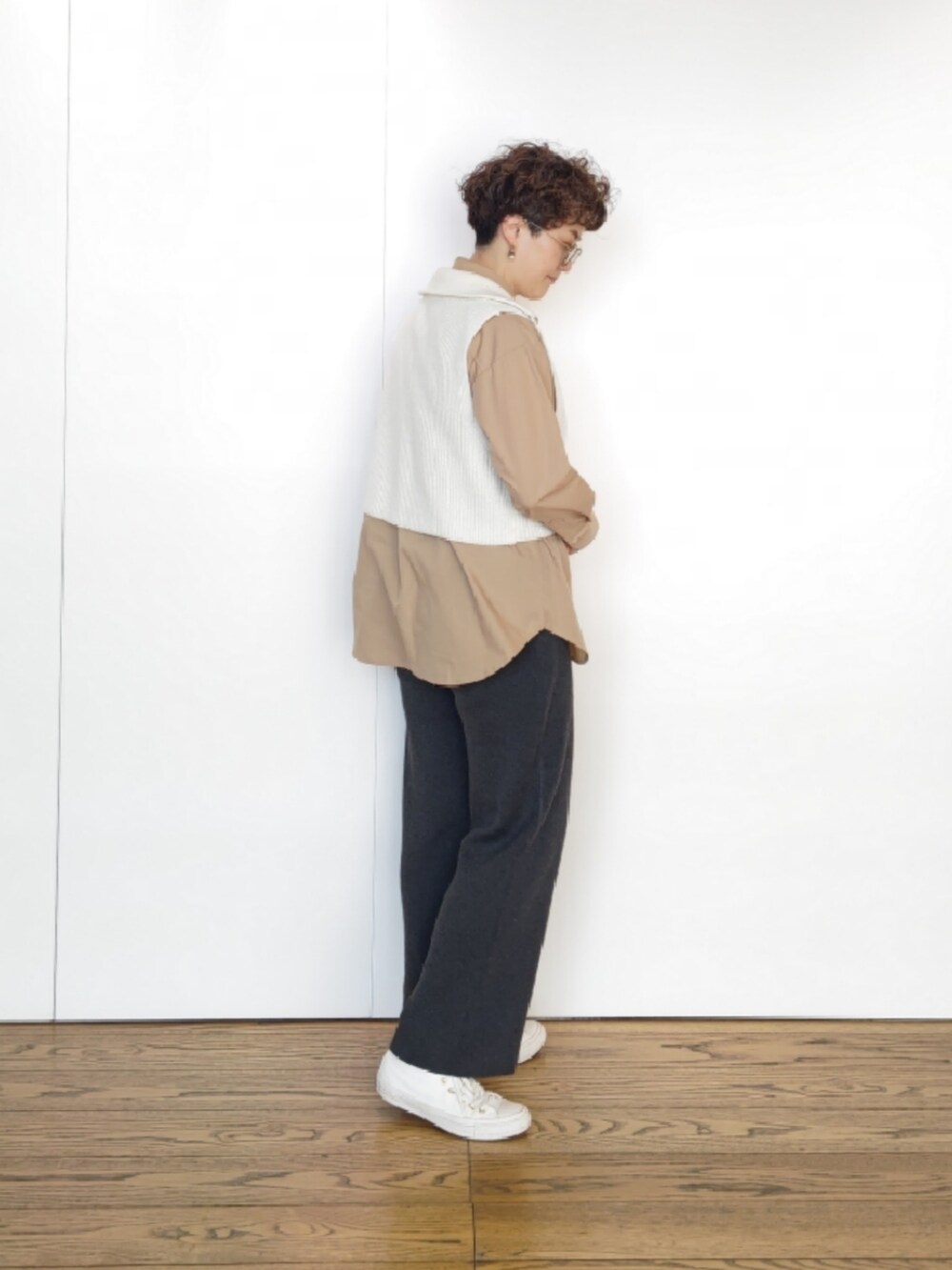 ホワイト系のハンドバッグ、ホワイト系のその他アウター、ベージュ系のシャツ/ブラウスを着用したレディースの冬コーディネートの4枚目の写真