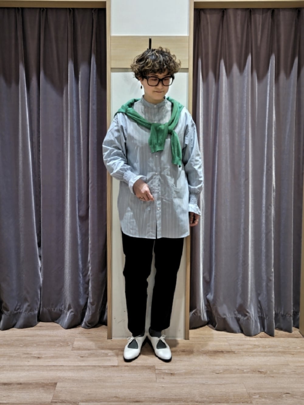 ベージュ系のノーカラージャケット、ホワイト系のドレスシューズ、ピンク系のその他パンツを着用したレディースの冬コーディネートの5枚目の写真