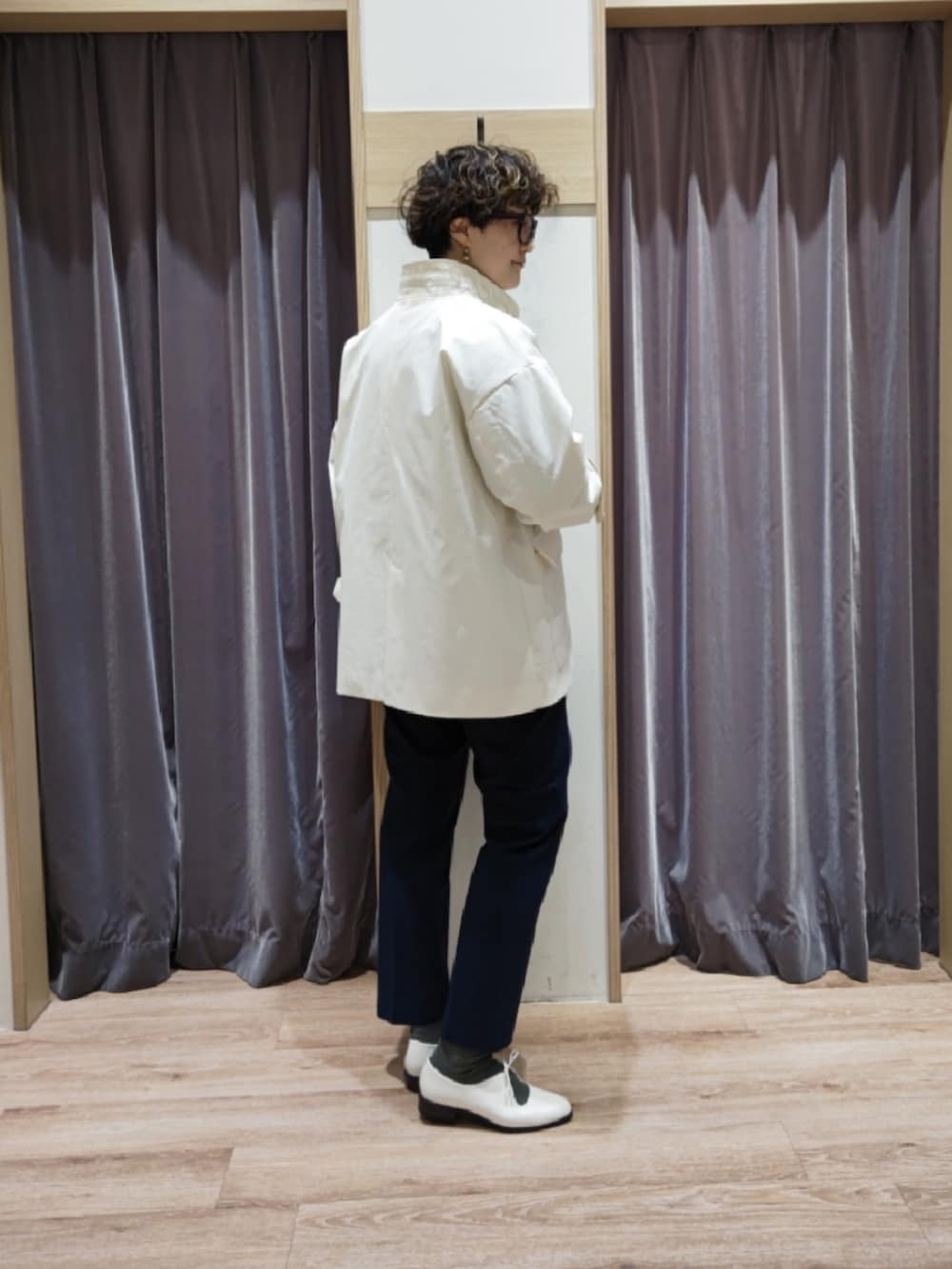 ベージュ系のノーカラージャケット、ホワイト系のドレスシューズ、ピンク系のその他パンツを着用したレディースの冬コーディネートの3枚目の写真