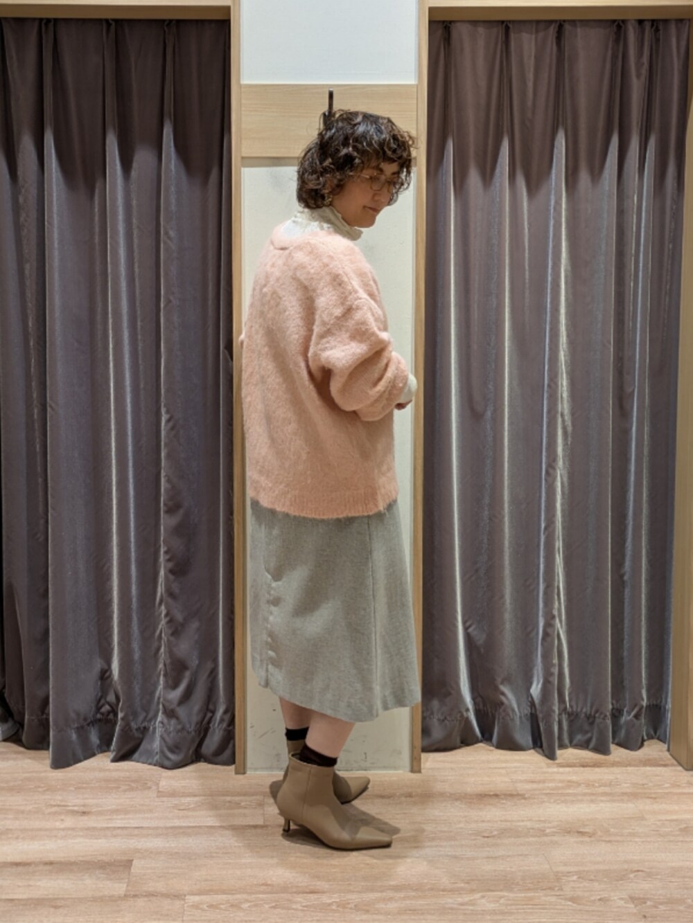 ホワイト系のハンドバッグ、ホワイト系のTシャツ/カットソー、ピンク系のカーディガン/ボレロを着用したレディースの冬コーディネートの3枚目の写真