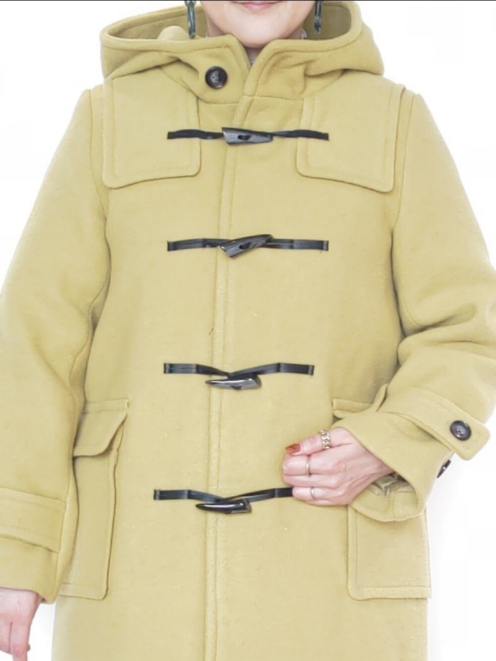 その他のブーツ、イエロー系のその他アウター、ホワイト系のその他パンツを着用したレディースの冬コーディネートの4枚目の写真