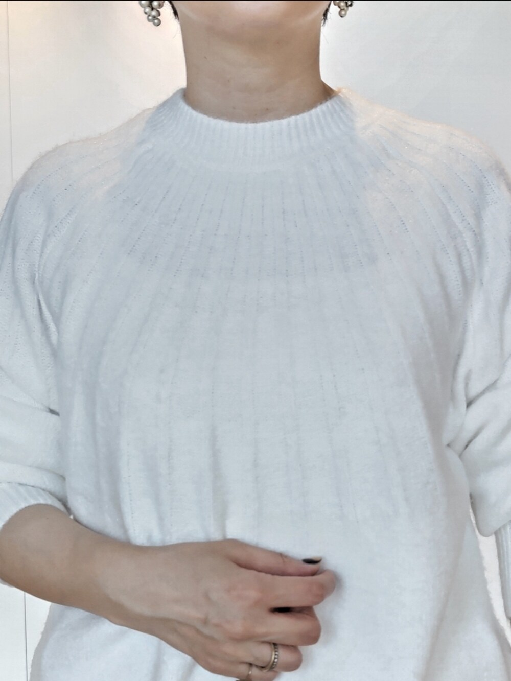 ピンク系のその他パンツ、ホワイト系のニット/セーター、ホワイト系のハンドバッグを着用したレディースの秋コーディネートの2枚目の写真