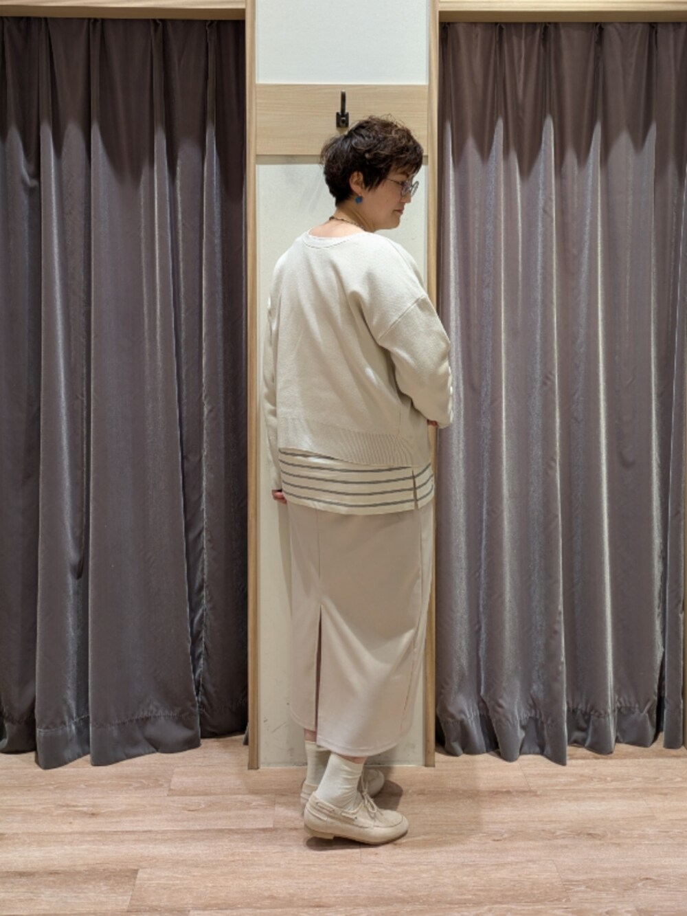 ベージュ系のその他シューズ、ブラウン系のハンドバッグ、ベージュ系のスカートを着用したレディースの春コーディネートの5枚目の写真